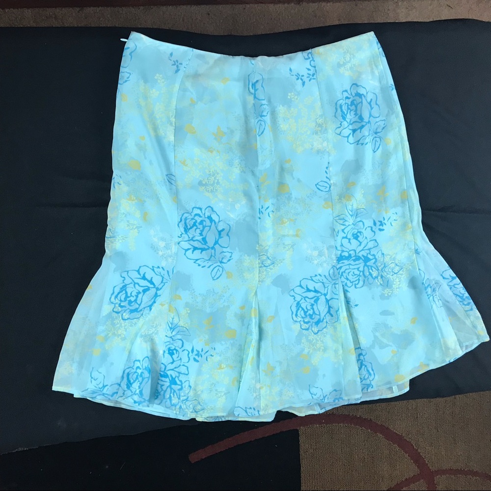 Graphic flowered shell skirt
